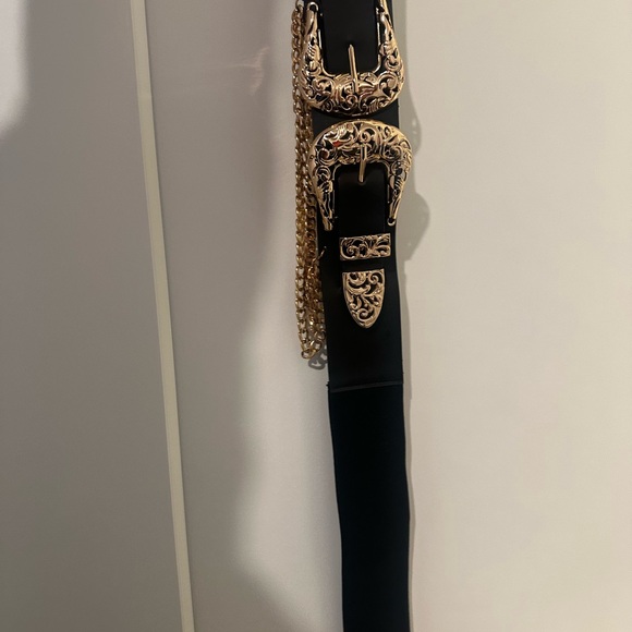 Elegant Black and Gold Belt with Chain Detail - Picture 2 of 4